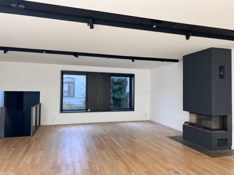 Grand loft moderne et lumineux à louer – idéal pour shootings, ateliers ou événements bien-être