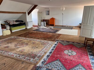 Grande salle chaleureuse et atypique à louer – idéale pour ateliers collectifs, stages ou pratiques corporelles