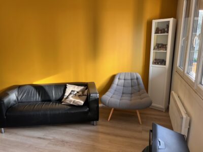 Cabinet lumineux et coloré à louer – idéal pour séances de coaching, accompagnement ou entretiens individuels