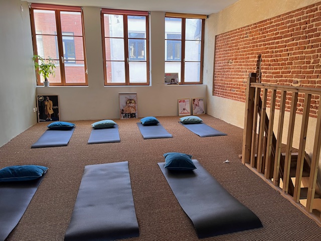 Espace bien-être lumineux à louer – idéal pour yoga, relaxation ou ateliers collectifs