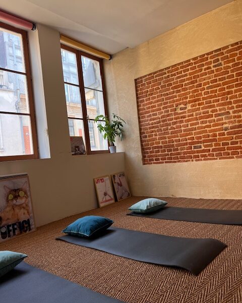 Espace bien-être lumineux à louer – idéal pour yoga, relaxation ou ateliers collectifs