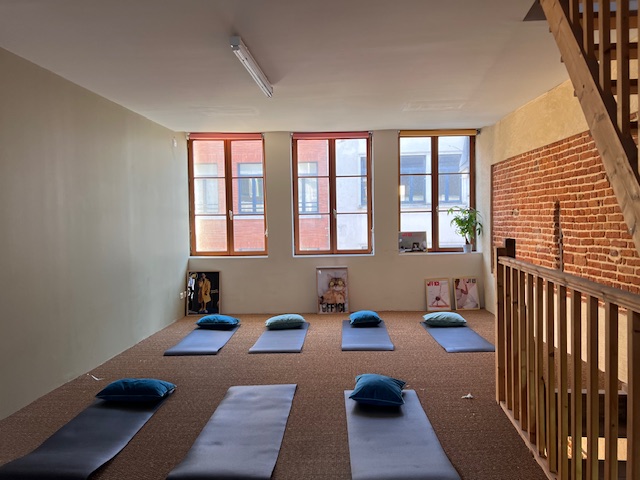 Espace bien-être lumineux à louer – idéal pour yoga, relaxation ou ateliers collectifs