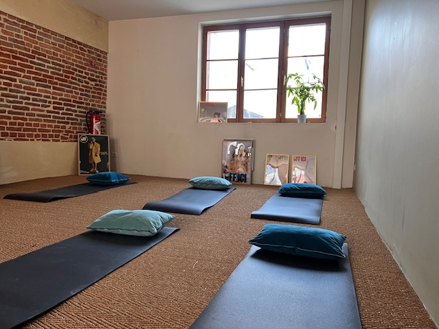 Espace bien-être lumineux à louer – idéal pour yoga, relaxation ou ateliers collectifs